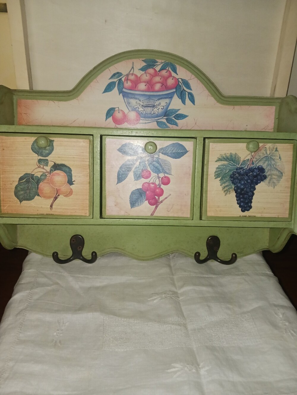 Green Fruit-Themed Wall Organizer with Hooks